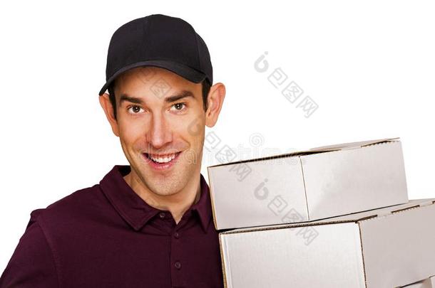 送货人员与盒子隔离在白色背景上。