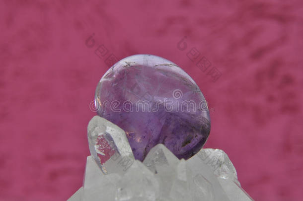 岩石<strong>水晶</strong>上的紫<strong>水晶</strong>