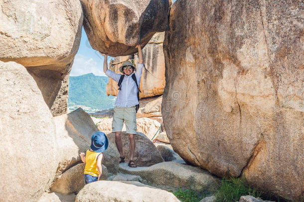 父子旅行者在洪钟角，花园石，流行的旅游目的地在芽庄。 越南