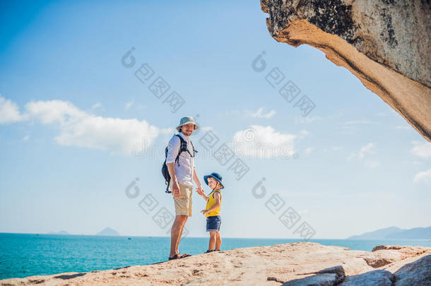 父子旅行者在洪钟角，<strong>花园</strong>石，流行的<strong>旅游</strong>目的地在芽庄。 越南