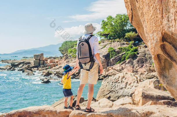 父子旅行者在洪钟角，<strong>花园</strong>石，流行的<strong>旅游</strong>目的地在芽庄。 越南