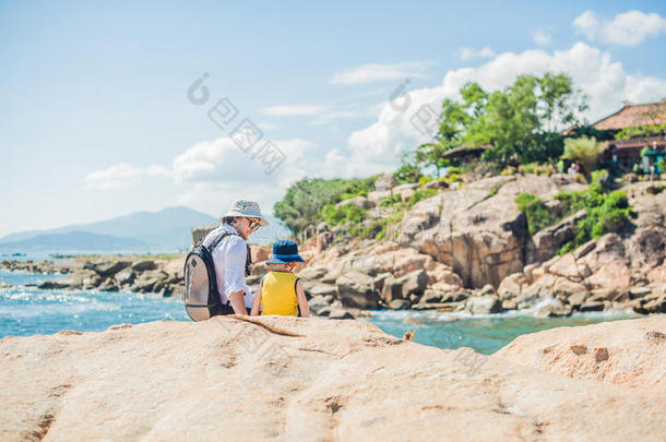 父子旅行者在洪钟角，花园石，流行的旅游目的地在<strong>芽庄</strong>。 越南