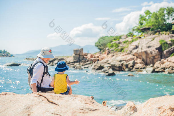 父子旅行者在洪钟角，花园石，流行的旅游目的地在芽庄。 越南