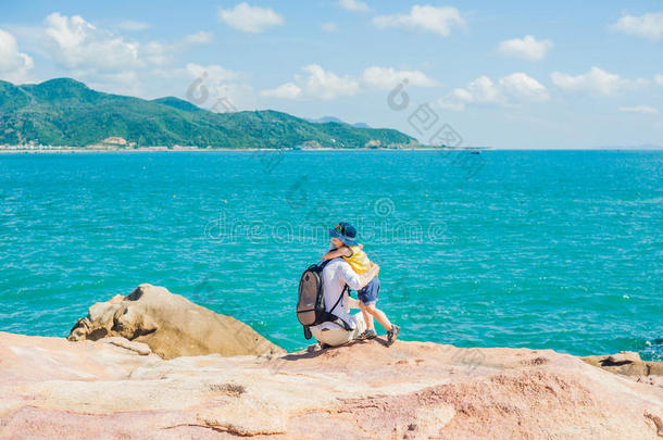 父子旅行者在洪钟角，<strong>花园</strong>石，流行的<strong>旅游</strong>目的地在芽庄。 越南