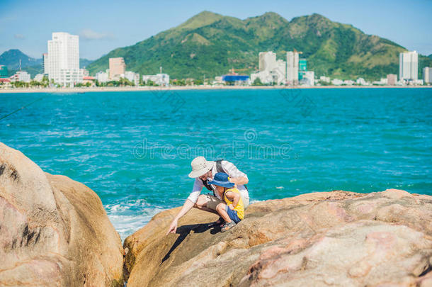 父子旅行者在洪钟角，<strong>花园</strong>石，流行的<strong>旅游</strong>目的地在芽庄。 越南