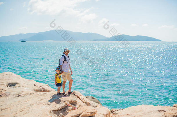 父子旅行者在洪钟角，花园石，流行的<strong>旅游目的地</strong>在芽庄。 越南