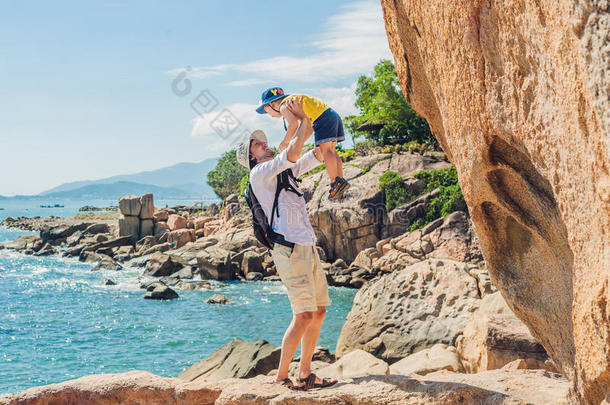 父子旅行者在洪钟角，<strong>花园</strong>石，流行的<strong>旅游</strong>目的地在芽庄。 越南