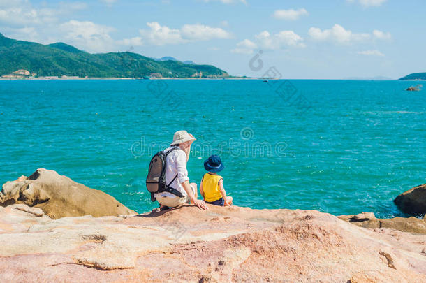 父子旅行者在洪钟角，花园石，流行的旅游目的地在芽庄。 越南