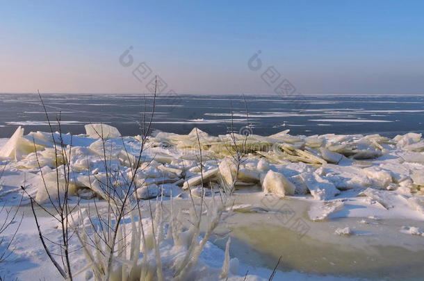 库洛尼亚冬季吐水海岸，立陶宛