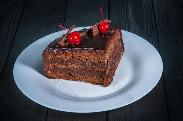 木制黑色背景上美味的蛋糕