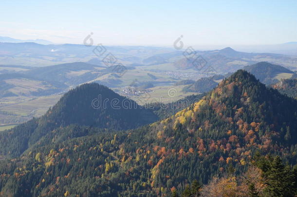 秋天在山上爬山时写生。