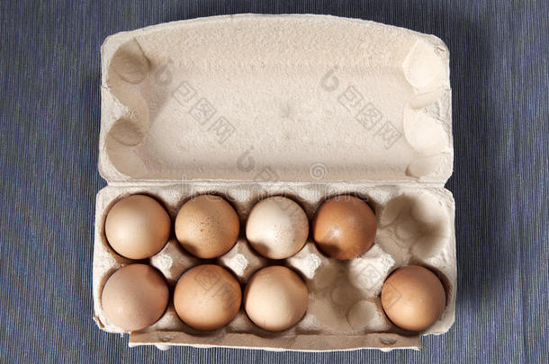 鸡蛋从市场上的<strong>塑料包装</strong>上的灰色餐巾。