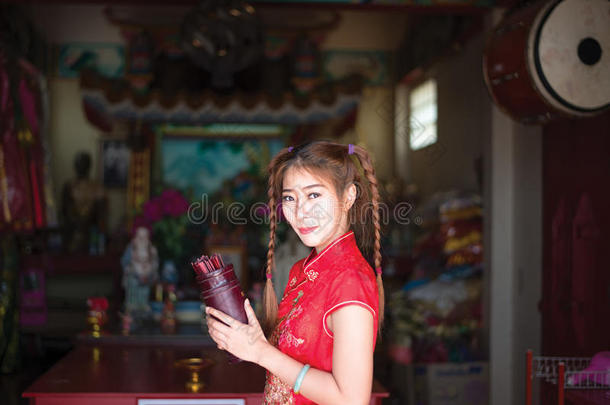 中国女人在新年穿着传统<strong>旗袍</strong>