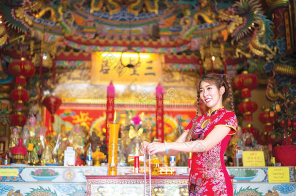 中国女人在新年穿着<strong>传统旗袍</strong>