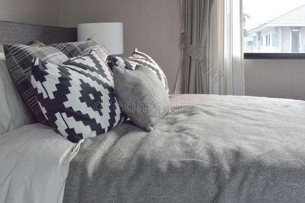 图形风格和灰色枕头在经典的彩色床上用品