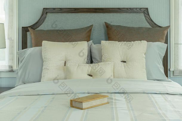 舒适的卧室，床上有白色和蓝色的枕头