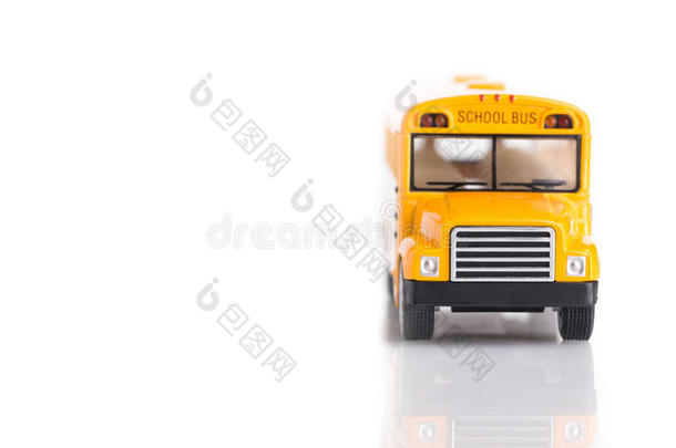 黄色校车玩具的正面视图，由塑料和金属制成