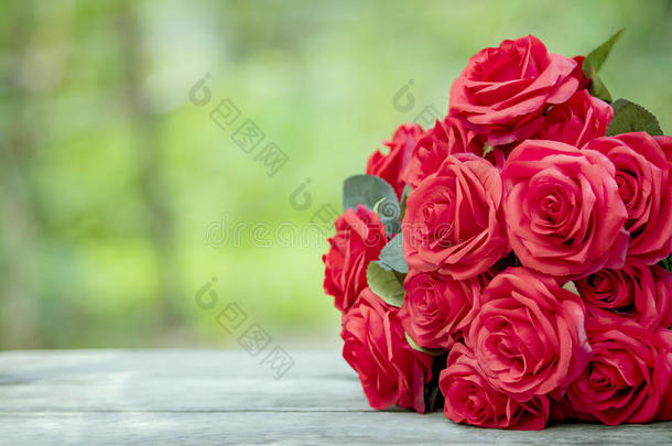 关闭美丽的红色玫瑰花束与发光的背景情人节和爱情主题