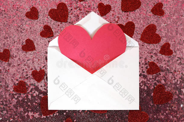 信封上有情人节`的日间心记和粉红色的纸屑