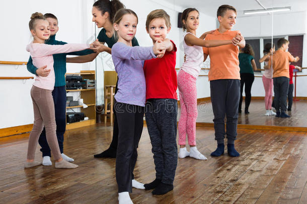 在舞蹈学校学习搭档舞蹈的孩子