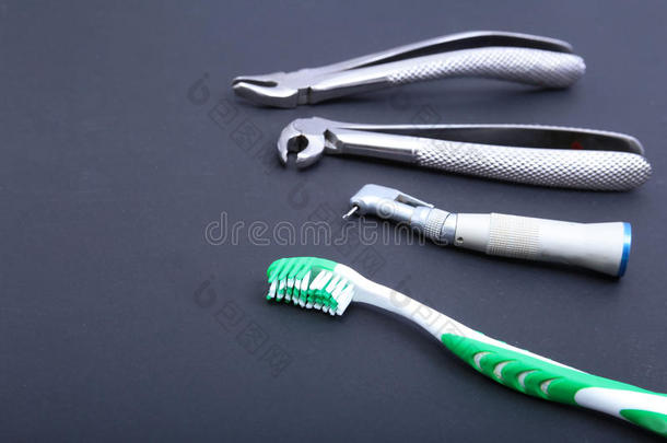 牙科护理牙刷，黑色背景上有牙科工具。