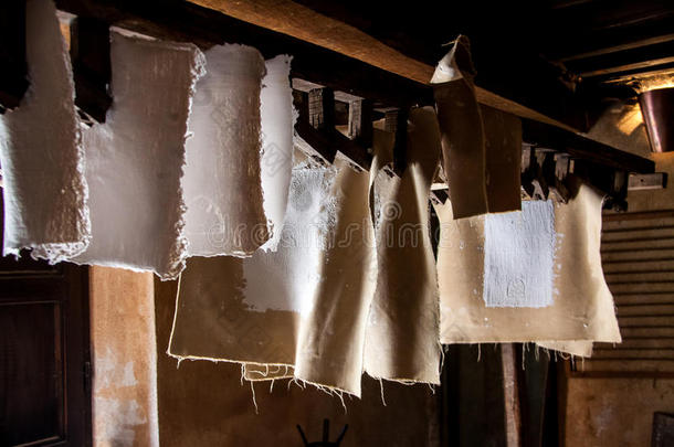 古老的造纸厂。 旧的传统纸张生产工艺