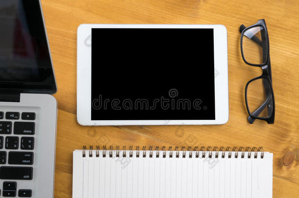 空纸条垫顶部，笔记本电脑与咖啡放在桌子上