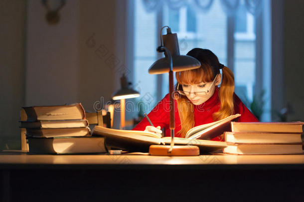 女孩在图书馆的灯下看书