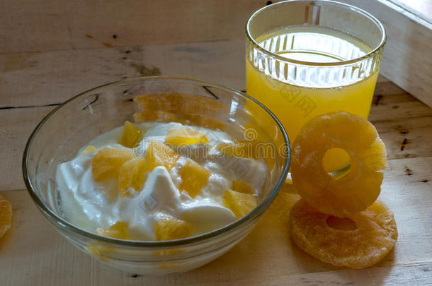 早餐加酸奶和菠萝和橙汁