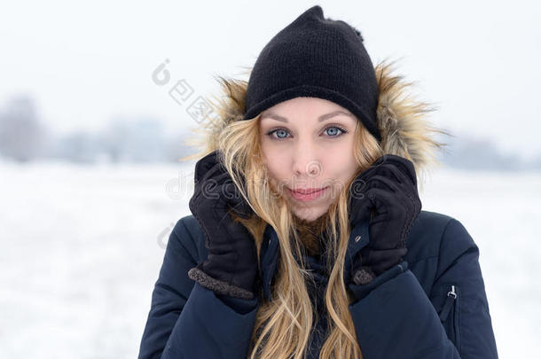 寒冷的年轻女子在寒冷的冬季景观