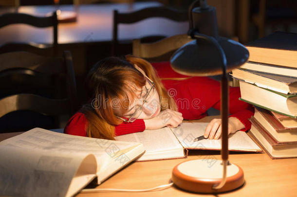 女孩在图书馆的灯下看书