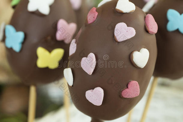 巧克力复活节彩蛋的细节与心脏和蝴蝶形状