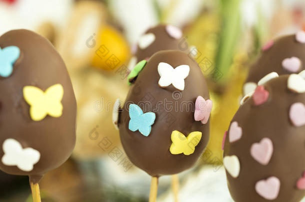 巧克力复活节彩蛋的细节与心脏和<strong>蝴蝶形状</strong>