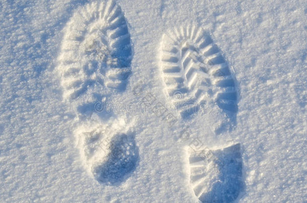 在第一场雪上，<strong>脚踩</strong>在雪地上