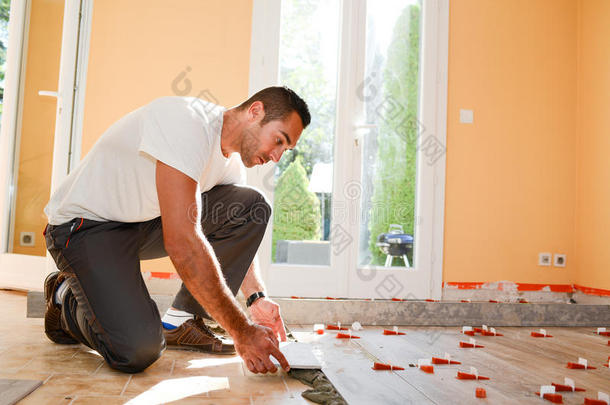 建筑行业工人用工具在建筑工地用地砖翻新房子