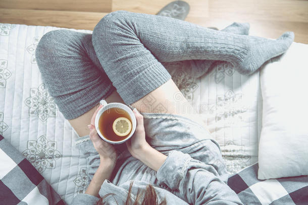 舒适的冬季概念与女孩喝热茶
