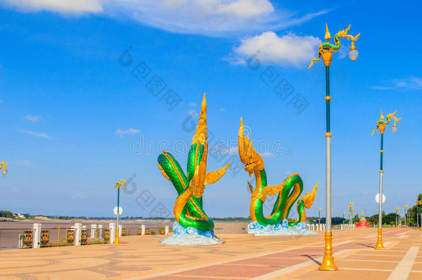 令人惊叹的纳加雕塑在湄公河步行街