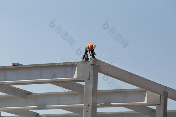混凝土桁架上的建筑工人