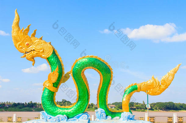 令人惊叹的纳加雕塑在湄公河畔