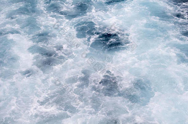 蓝海和泡沫水船尾底。 热带海洋的游轮小径。