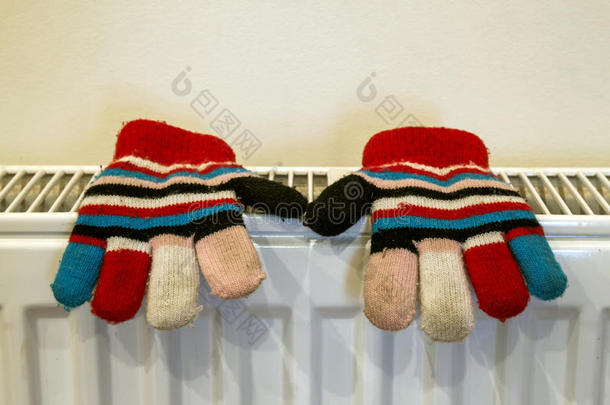 <strong>冬季</strong>达后，儿童针织手套在<strong>暖</strong>气片上干燥