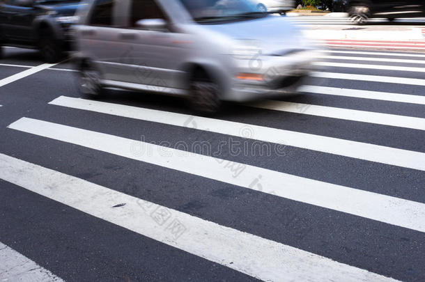 小型车辆在街上行驶