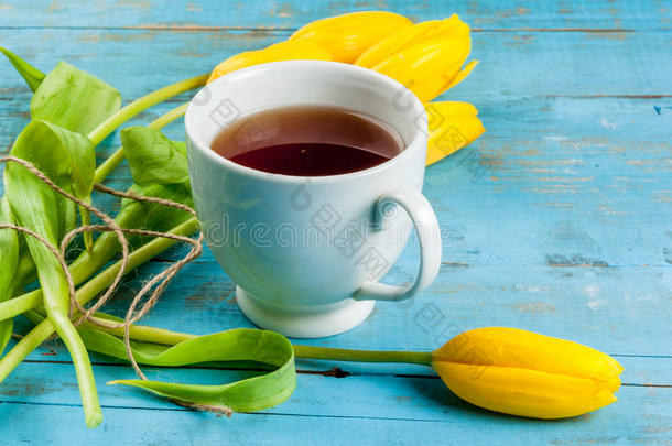 背景美丽的美女饮料花束