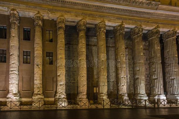 罗马街上的柱子