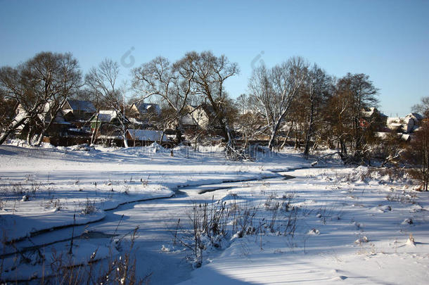冬天小河的河道。