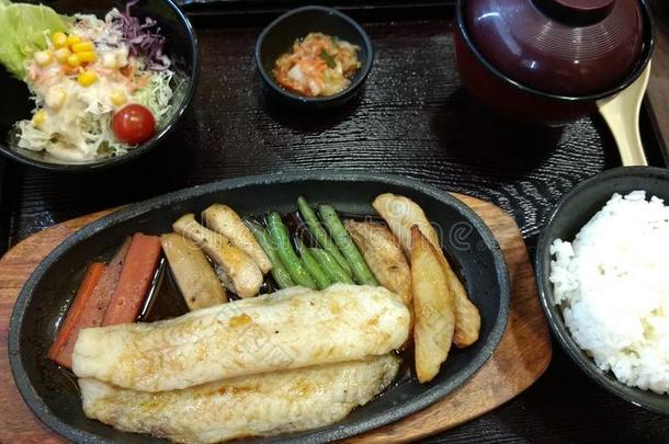多莉鱼牛排和蔬菜沙拉日本套餐菜单