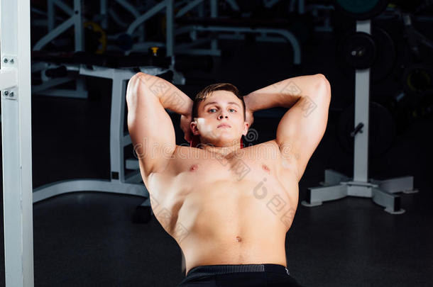 特写照片休息后，一个艰苦的锻炼专业健美在健身房。 自信的肌肉男训练。