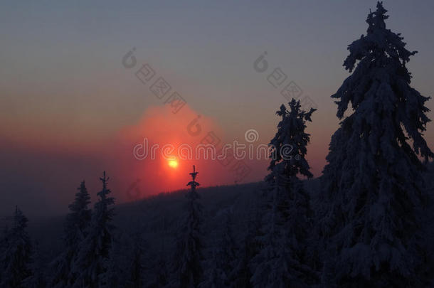 山林中冬天日出时五颜六色的景观