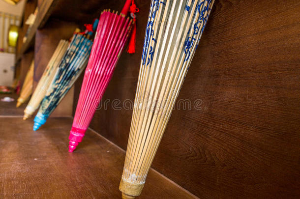 五颜六色的中国纸伞在商店里