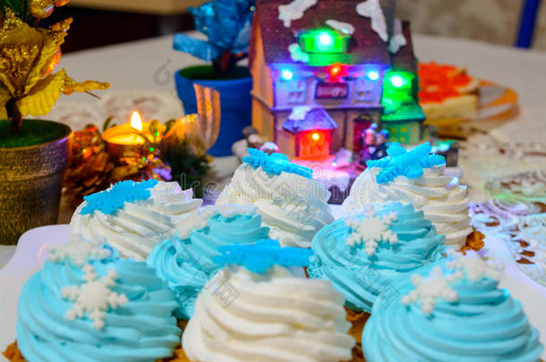 圣诞奶油蛋糕和蜡烛在桌子上用彩灯靠近